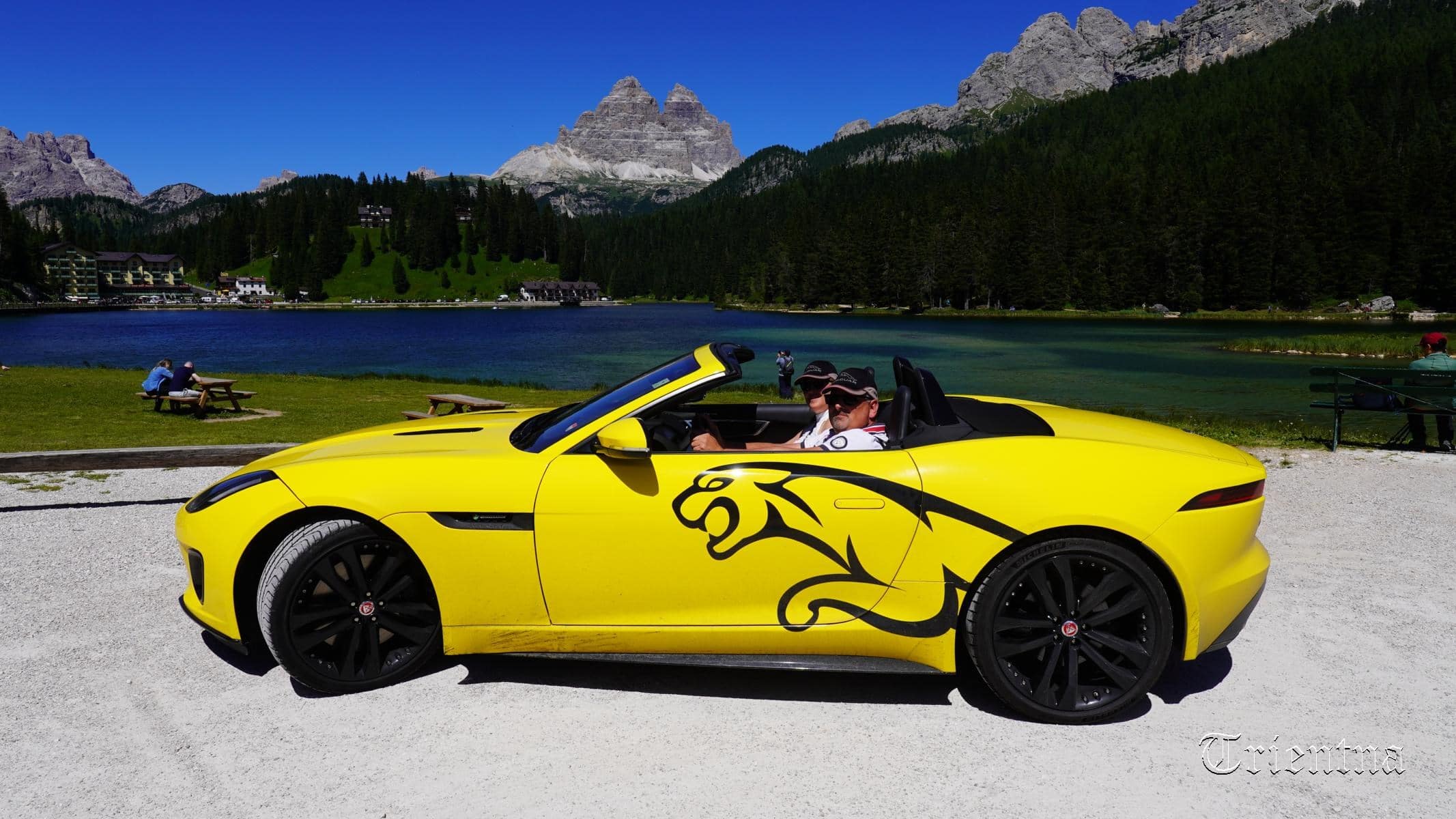 Touren mit dem Auto durch die Dolomiten Traumautos vor Traumkulissen