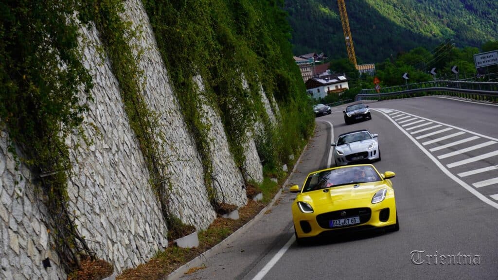 Touren mit dem Auto durch die Dolomiten Traumautos vor Traumkulissen
